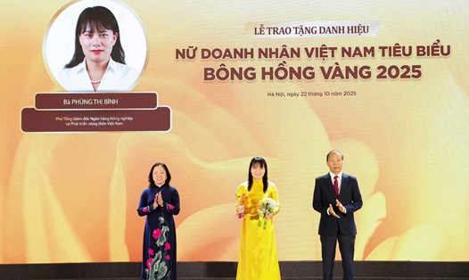 Phó Tổng Giám đốc Agribank Phùng Thị Bình nhận giải thưởng "Nữ doanh nhân Việt Nam tiêu biểu - Bông hồng Vàng 2025"