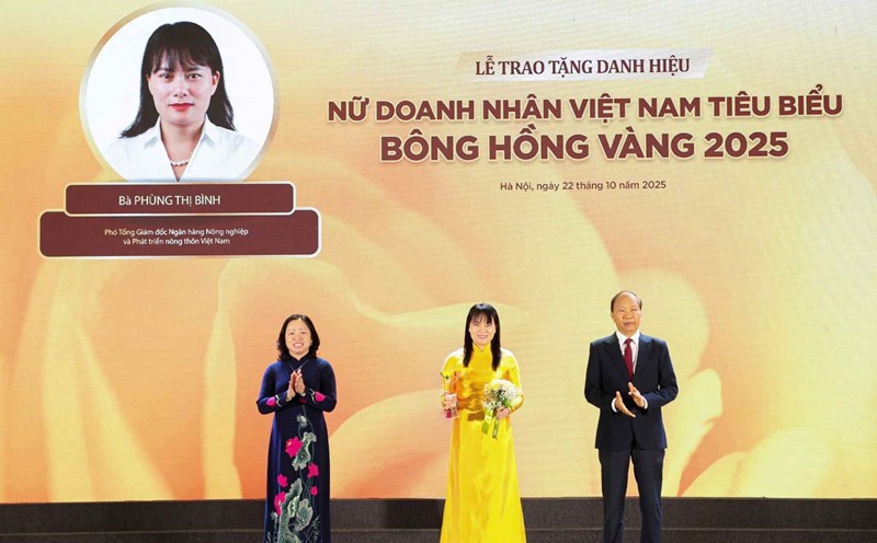 Agribank Deputy General Director Phung Thi Binh received the "Outstanding Vietnamese Businesswoman - Golden rose 2025" award