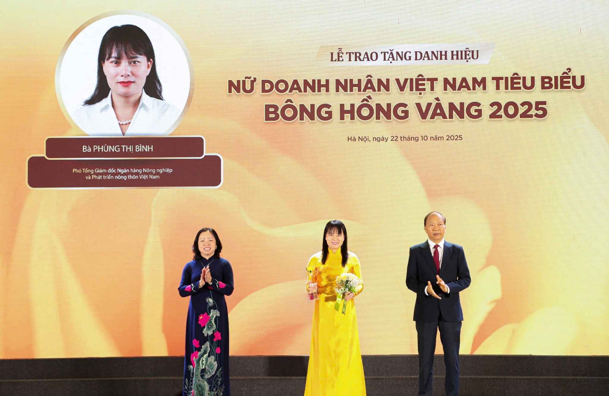 Pho Tong Giam doc Agribank Phung Thi Binh nhan giai thuong “Nu doanh nhan Viet Nam tieu bieu - Bong hong Vang 2025”