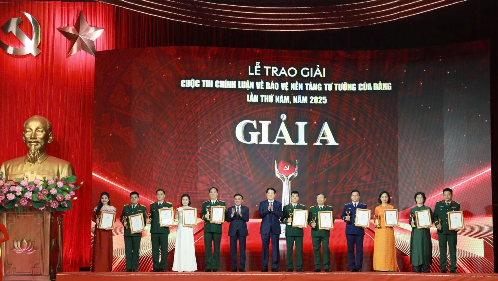 El miembro del Buro Politico el Presidente del Estado Luong Cuong y el miembro del Buro Politico el Secretario General Tran Cam Tu entregan el premio A a los autores ganadores del 5o Concurso Politico sobre la Proteccion de la base ideologica del Partido 2025. Foto: Tran Vuong