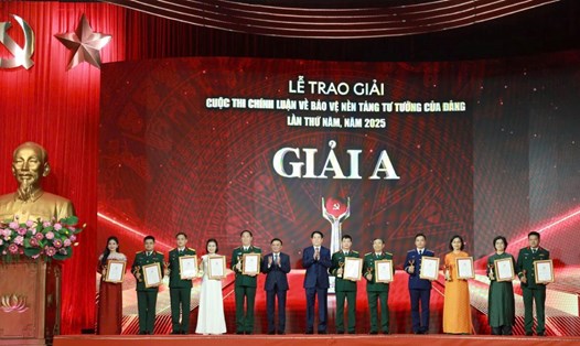 Ủy viên Bộ Chính trị, Chủ tịch nước Lương Cường và Ủy viên Bộ Chính trị, Thường trực Ban Bí thư Trần Cẩm Tú trao giải A cho các tác giả đoạt giải Cuộc thi chính luận về bảo vệ nền tảng tư tưởng của Đảng, lần thứ 5, năm 2025. Ảnh: Trần Vương