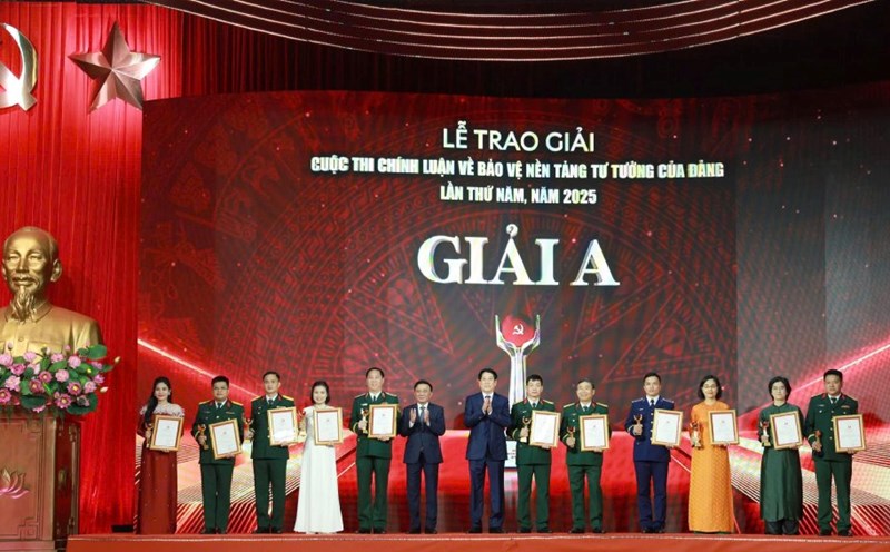 Politburo member, President Luong Cuong and Politburo member, Standing member of the Secretariat Tran Cam Tu presented the A prize to the winners of the 5th Political Contest on protecting the Party's ideological foundation in 2025. Photo: Tran Vuong