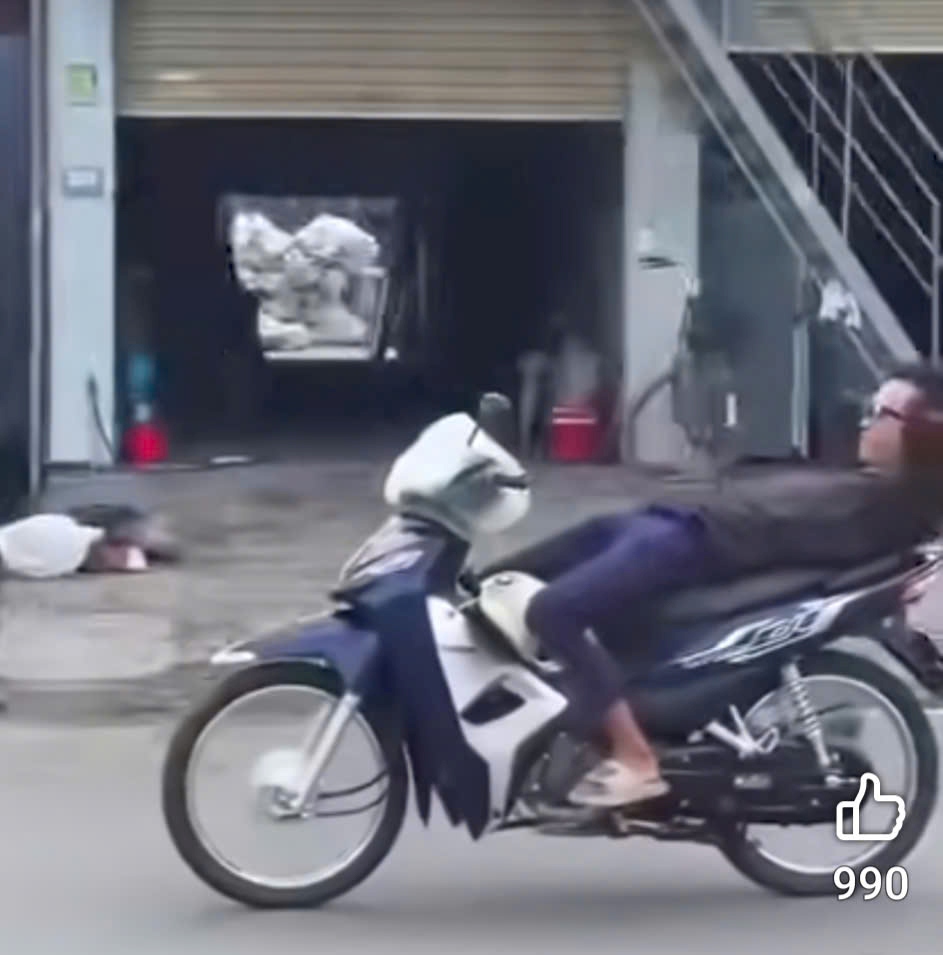 Tài xế xe máy Hải Phòng buông 2 tay bị xử phạt. Ảnh cắt từ clip