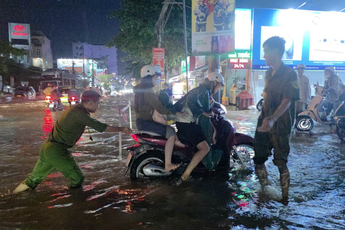 Luc luong chuc nang va thanh nien ho tro nguoi dan qua vi tri nuoc sau. Anh: Ta Quang
