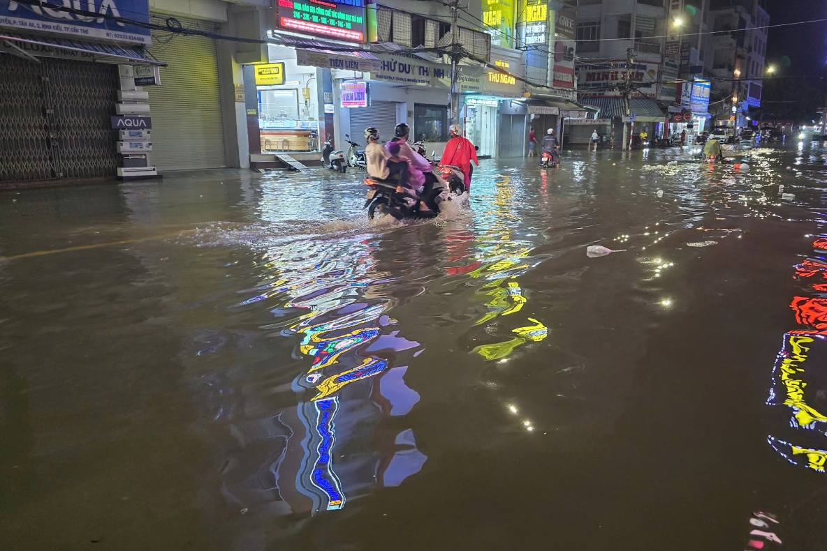 Mot so tuyen duong quanh khu vuc ben Ninh Kieu bi ngap nang. Anh: Ta Quang