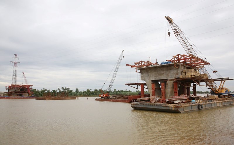 Current status of the Golden Canal bridge project connecting Bac Ninh and Hai Phong city. Photo: Linh Ngoc