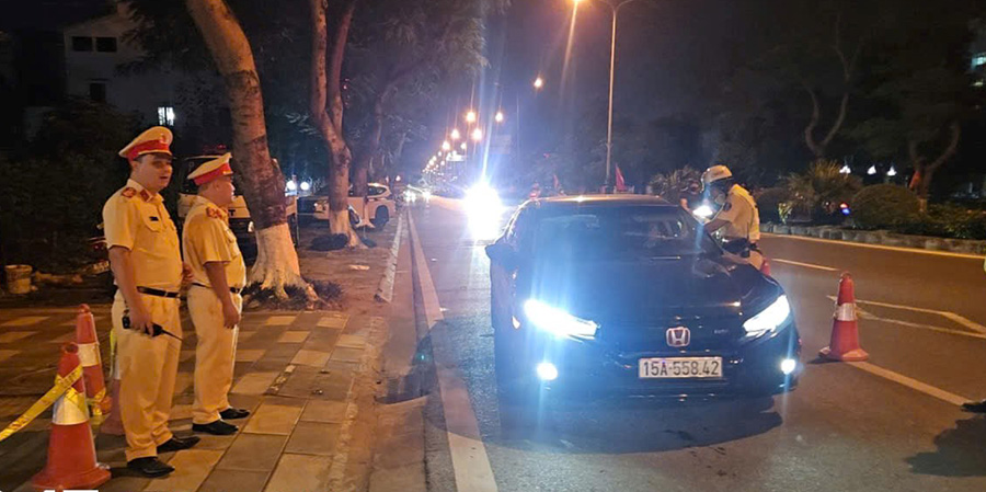 交通警察はファムヴァンドンルートで交通参加者のアルコール濃度を検査している。写真: ハイフォン警察