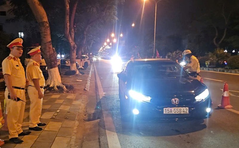 Traffic police checked the alcohol concentration of cases participating in traffic on Pham Van Dong Street. Photo: Hai Phong Police