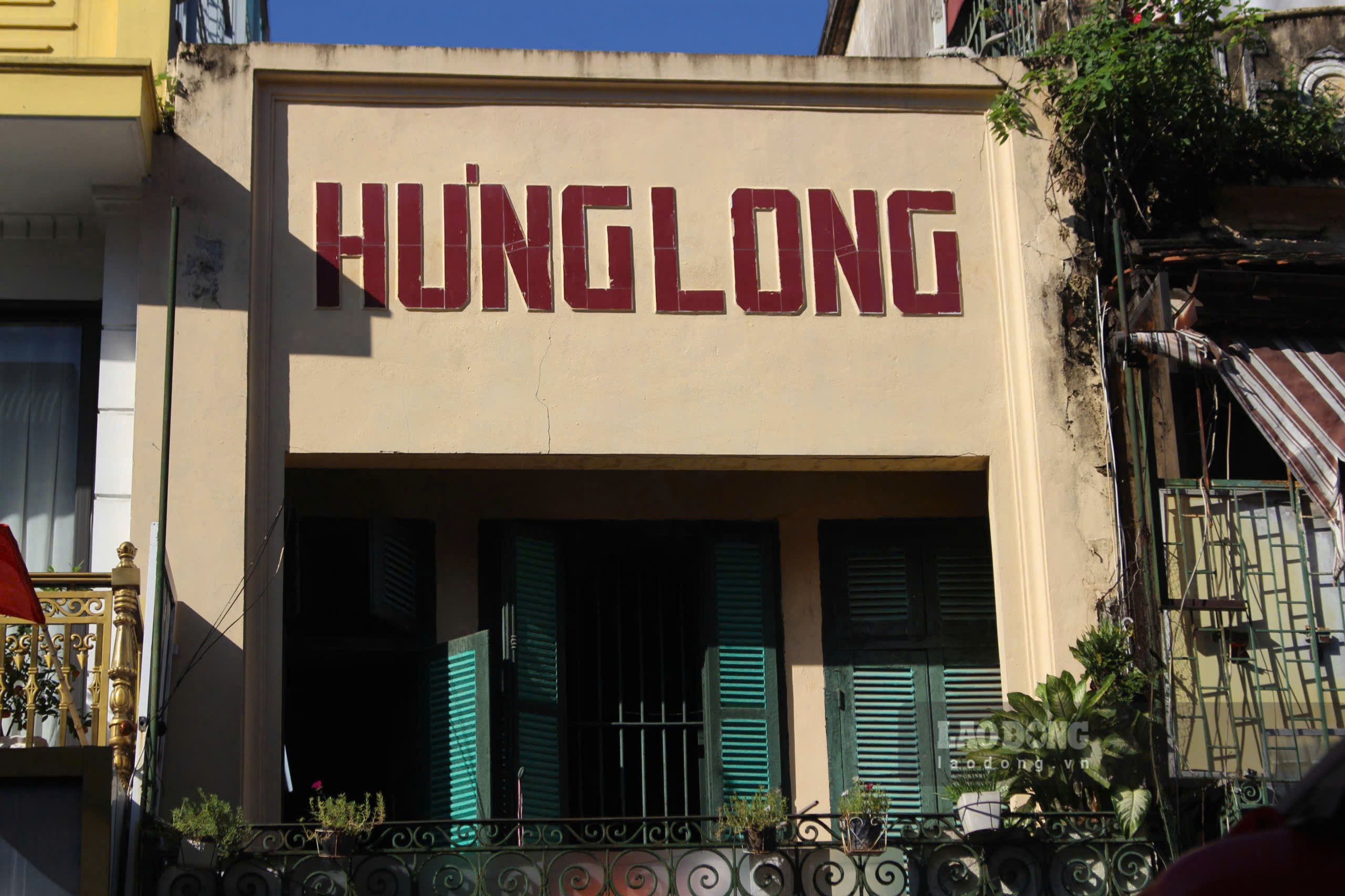 Mot ngoi nha tren pho hang Dao binh yen giua doi song pho phuong nhon nhip, anh len net xua cu trong nang thu vang ruc ro. Ten chu nha hien dien ngay tren ngoi nha, voi gam mau do noi bat tren nen tuong vang, cung ban cong va cua so mang dam phong cach Phap.