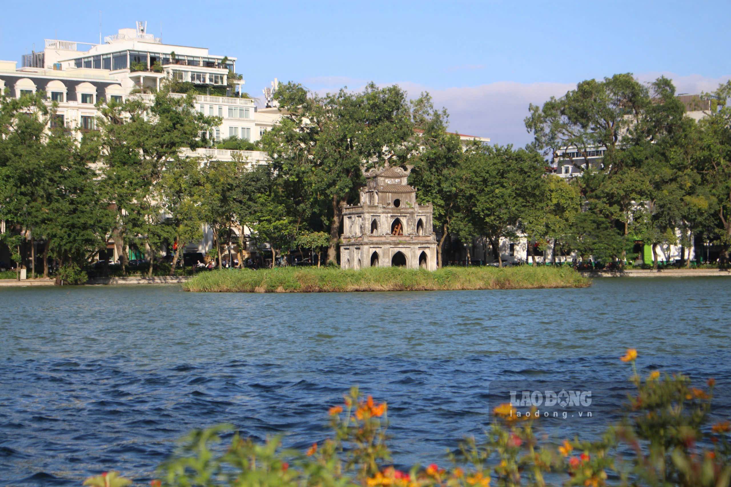 Khong con nang nong gay gat, Ha Noi vao thu, nang nhe nhang, diu dang hon voi bau troi xanh ngat, lang dang may troi. Khap cac nga pho, gio se thoi luot qua mang lai cam giac thoai mai, de chiu cho nguoi dan. Khu vuc pho di bo ho Guom buoi sang nhon nguoi nhip di bo, tap the duc va check-in voi canh sac Ha Noi vao thu.