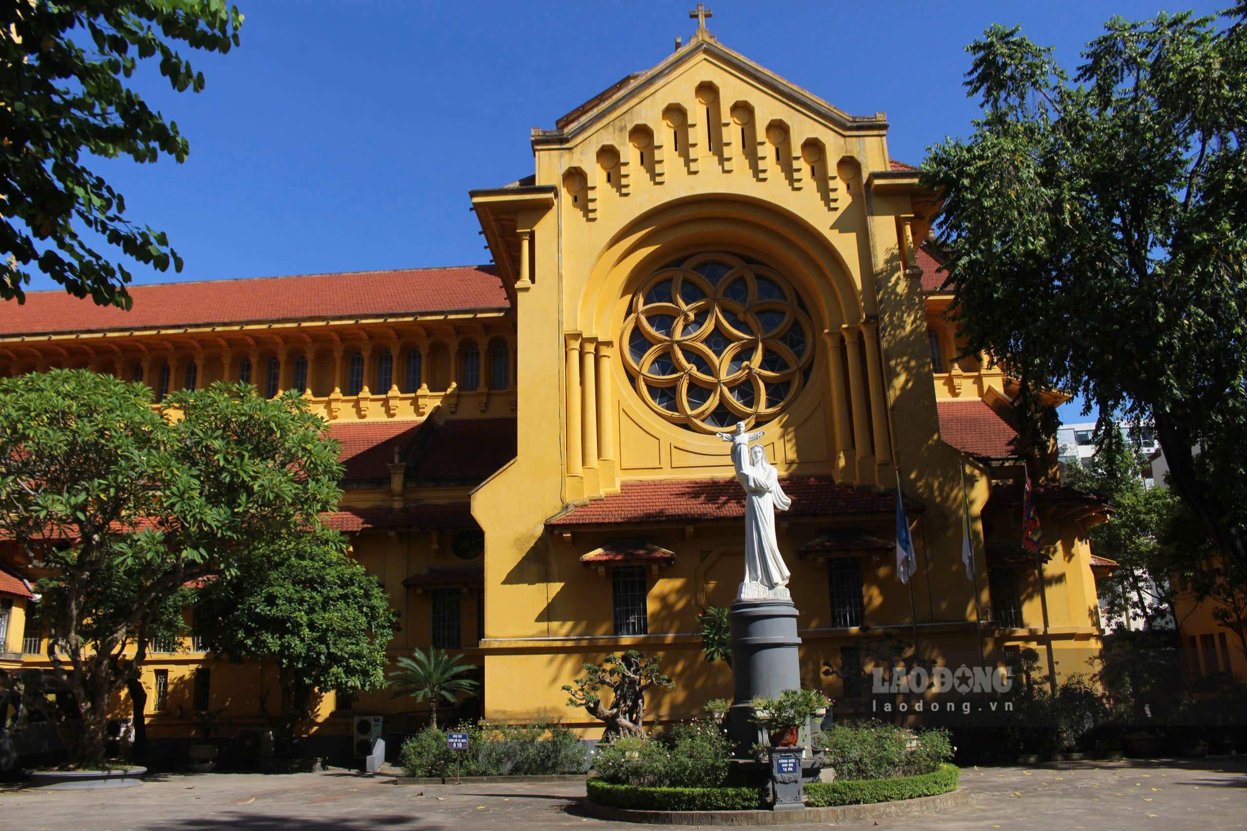 Nha tho Cua Bac (so 5 Phan Dinh Phung, Ha Noi) dep co kinh trong nang thu. Day la mot trong nhung nha tho Cong giao lau doi va noi tieng cua Ha Noi, co kien truc ket hop A – Au, tao len su pha tron “doc la” chi co o kien truc Dong Duong noi tieng. Nha tho Cua Bac la diem den cua cac nha nghien cuu, khach du lich va la noi “check in” ly tuong cho moi nguoi khi dao quanh pho Phan Dinh Phung.