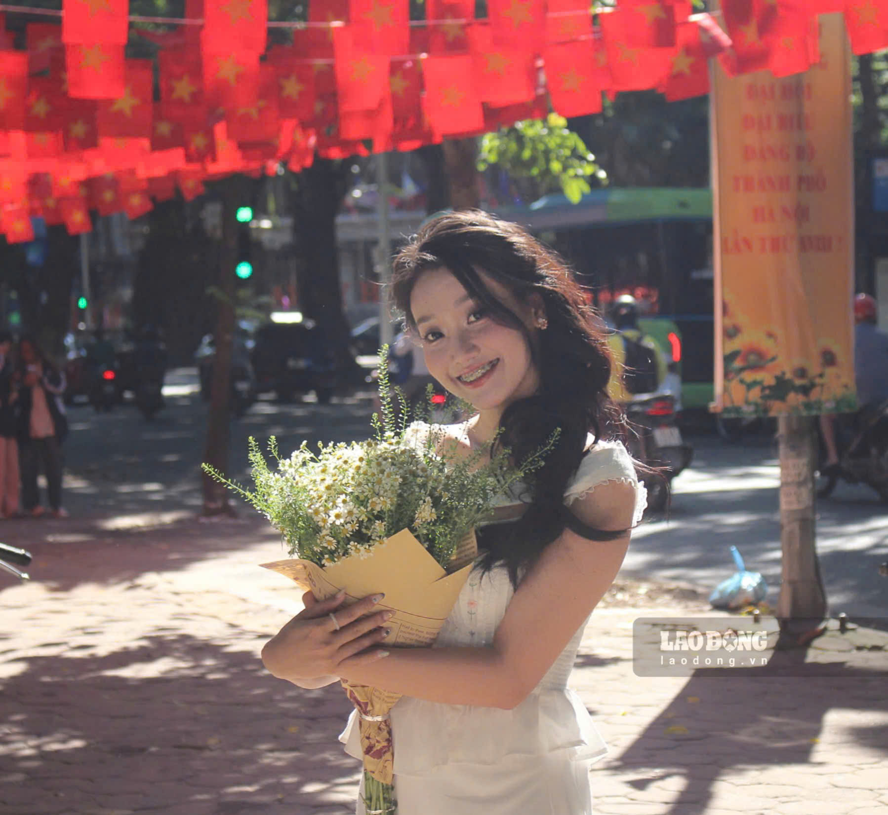 Tiet troi mat me, anh nang ngot ngao mang lai khong gian dep de cac “nang tho“, voi nhung bo trang phuc thuot tha, cung bo hoa xinh thoa suc chup anh, luu giu thoi khac dep voi mua thu Ha Noi.