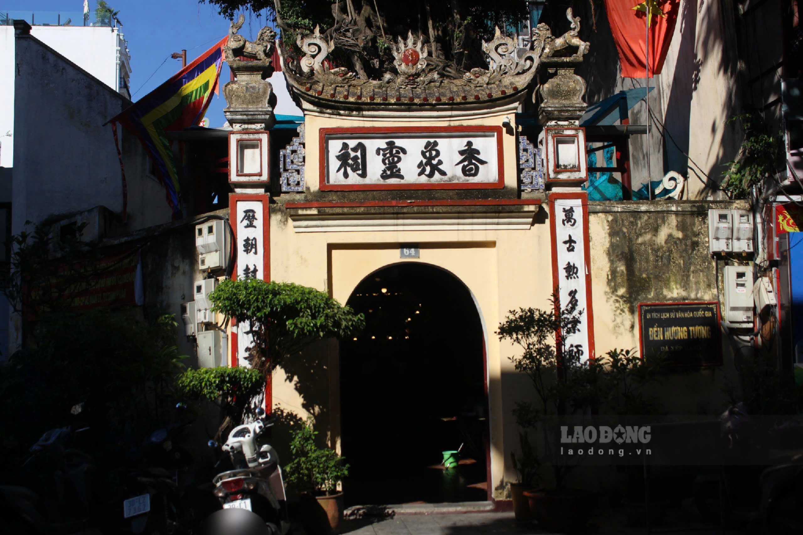 Nang vang do sac xuong cong den Huong Tuong (phuong Hoan Kiem, Ha Noi). Den Huong Tuong da duoc Bo Van hoa va Thong tin xep hang di tich kien truc nghe thuat nam 2007, hien con bao luu bo suu tap di vat van hoa lich su phong phu. Noi day la diem van hoa hap dan trong tuyen tham quan du lich khu pho co Ha Noi.
