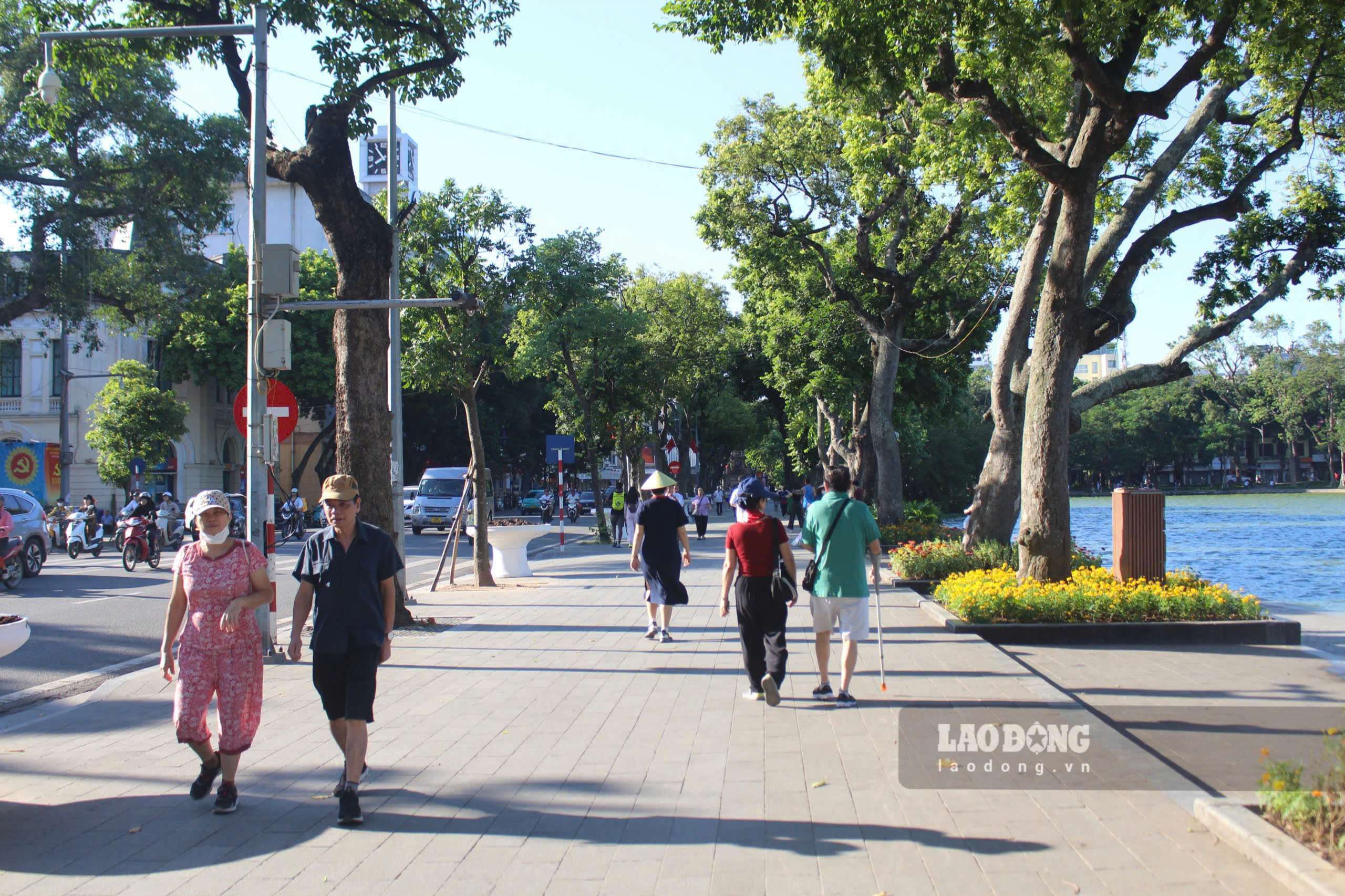 Khu vuc pho di bo ho Guom buoi sang nhon nhip nguoi tap the duc va check-in voi canh sac Ha Noi vao thu.
