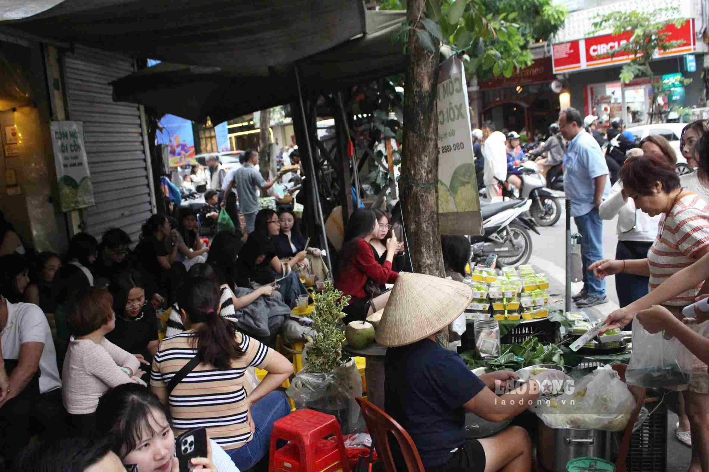Trong khu vuc pho co, Nha tho Lon Ha Noi vao thu la diem check-in quen thuoc voi nguoi dan va du khach quoc te. Ngay truoc khu vuc Nha tho Lon, cac hang tra chanh, ganh com rong dong nuom nuop khach ghe tham. Cu he vao thu, bo doi tra chanh - xoi com, ca phe trung - xoi com lai  tro thanh mon an duoc nhieu thuc khach truyen tai nhau phai thu khi thu ve.