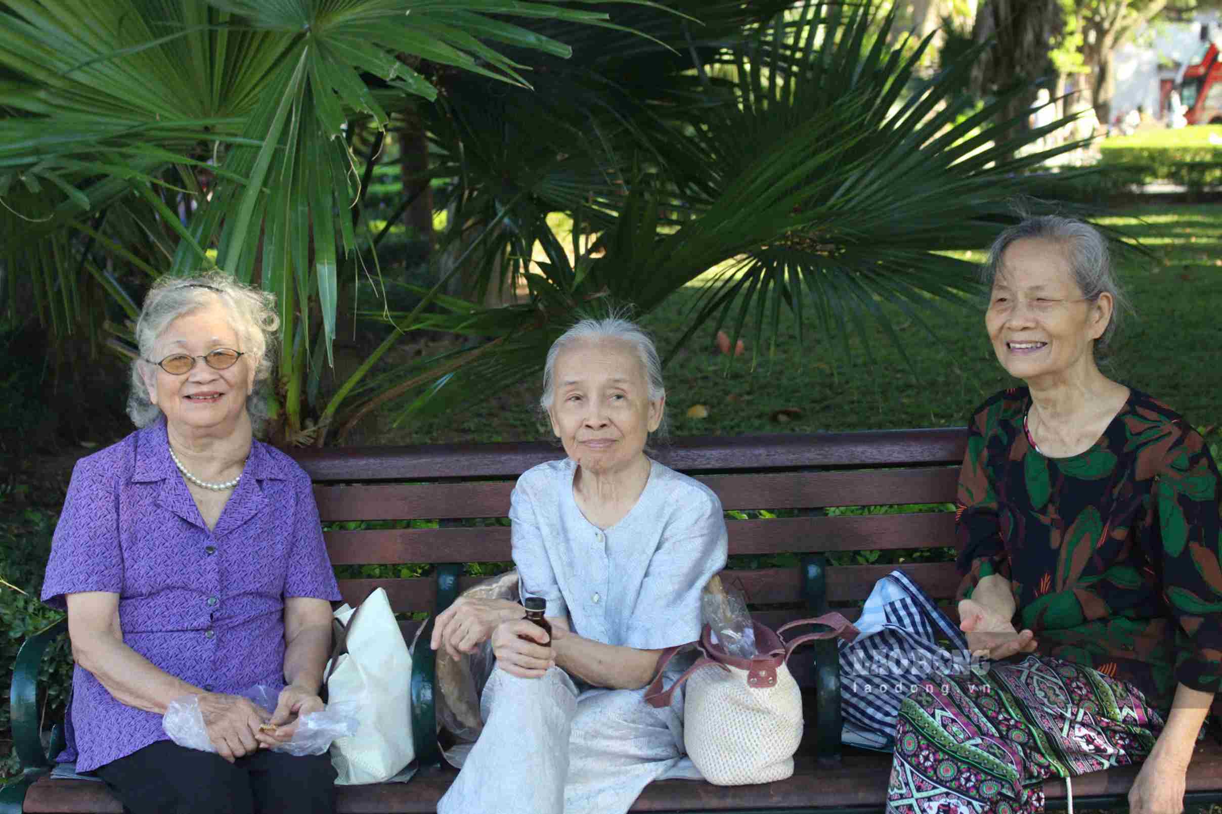 Quanh khu vuc bo Ho, nhieu nguoi dan vua ngam canh, vua ngoi nghi ngoi, tro chuyen vui ve voi nhau trong bau khong gian de chiu.