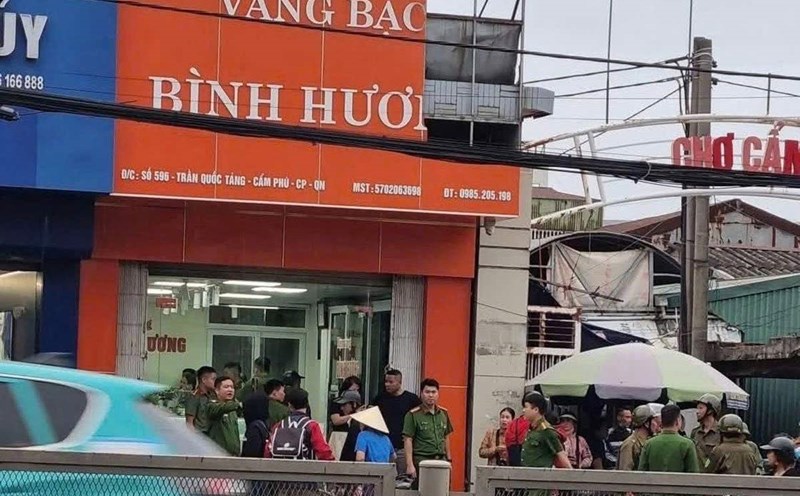 The robbery occurred at Binh Huong Gold shop, Cua Ong ward, Quang Ninh province. Photo: Provided by the people