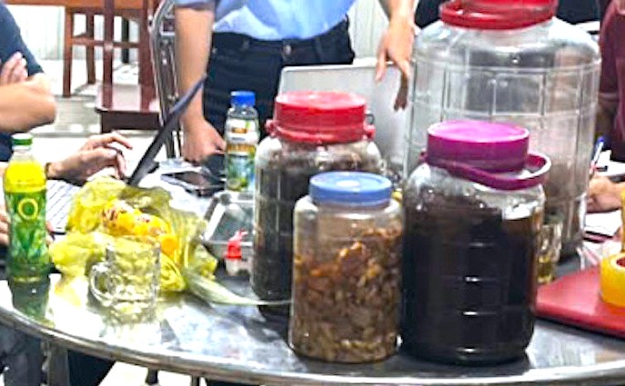 Cac binh ruou ngam re cay rung cac nan nhan da uong trong bua an. Anh: Ngoc Anh
