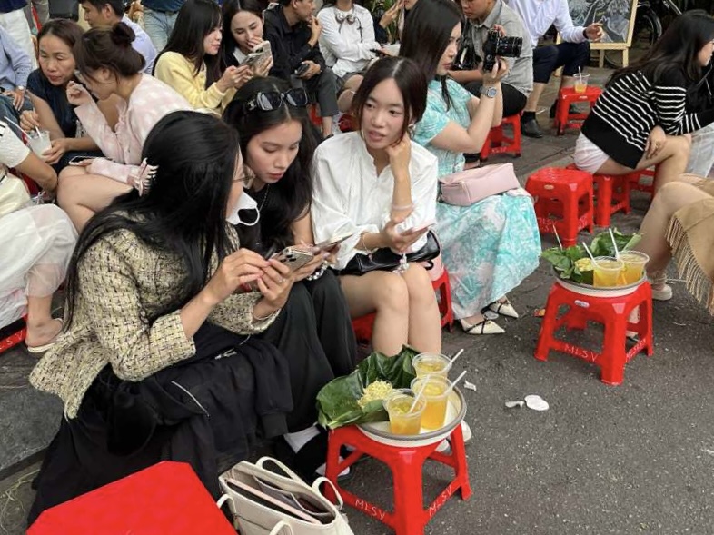 Chi can vai chiec ghe nhua nho, ly tra chanh cung dia huong duong, xoi com, nguoi dan Thu do da co the tha ho tro chuyen rom ra cung ban be, hay tha minh vao bau khong khi mat lanh cua mua thu Ha Noi.