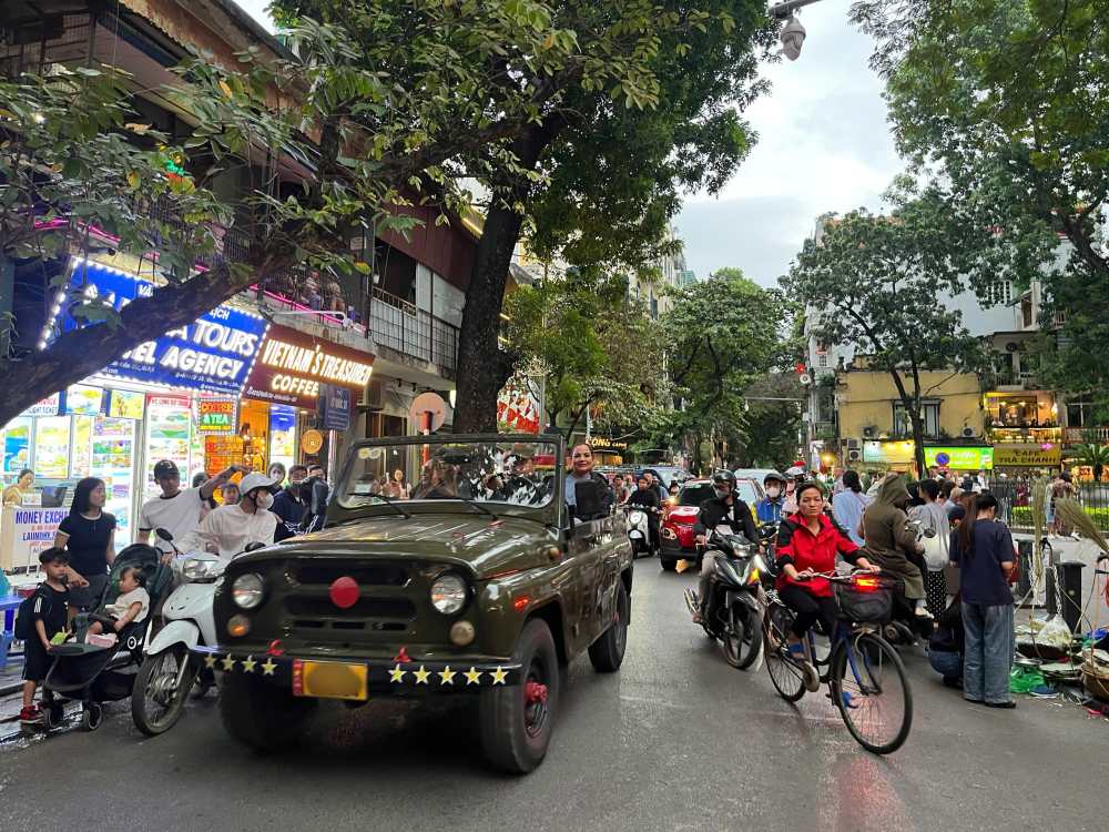 Khach Tay di xe Jeep dao quanh pho co trai nghiem bau khong khi mat me mua thu.