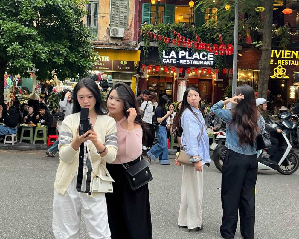Nhieu ban tre tranh thu an dien, chup anh check-in tai Nha tho Lon.