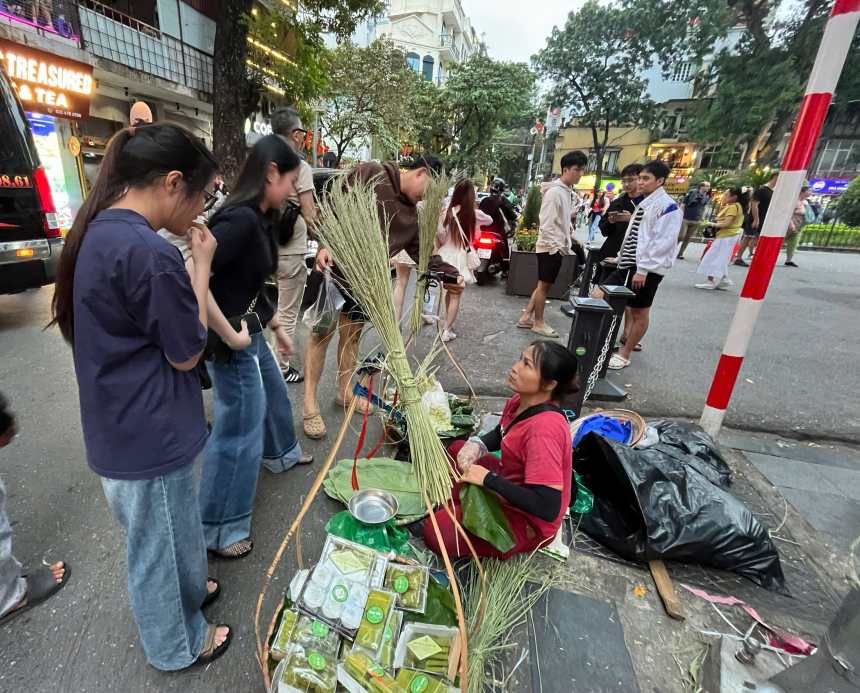 Khong chi xoi com, cac ganh hang rong con ban nhieu mon an vat khac nhu banh com, banh phu the, banh mochi vi com... cho du khach tha ho lua chon.