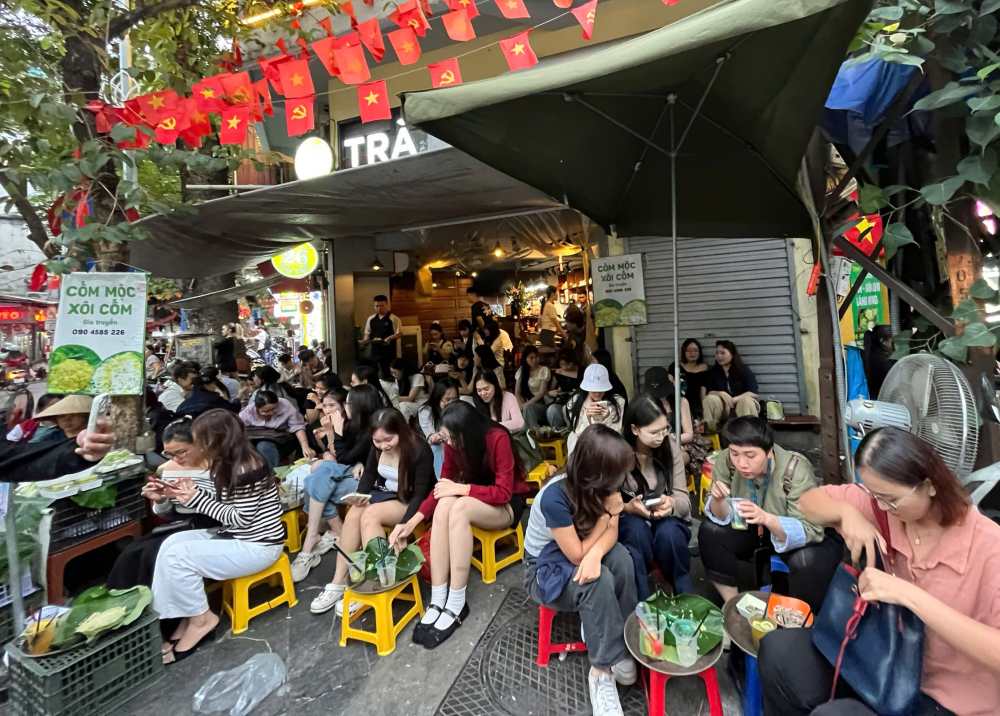 Tu giua thang 10 hang nam, khi thoi tiet chuyen sang se lanh, nguoi dan Ha thanh da nghi ngay den viec ru nhau di ca phe, an xoi com, tan huong mua thu Ha Noi. Du la theo cach gian don, day van la trai nghiem thu vi, du khach nhat dinh khong nen bo lo khi den Thu do vao mua dep nhat trong nam.