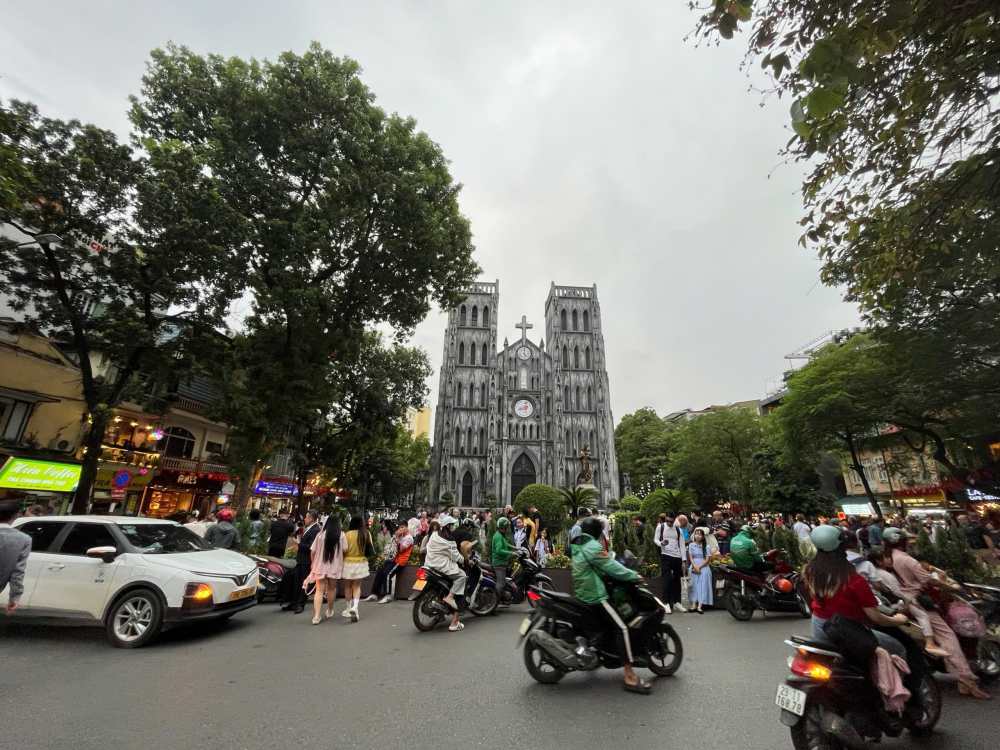 Chieu 22.10, dot khong khi lanh tang cuong khien Bac Bo giam nhiet. Thoi tiet Ha Noi mat me, hoi se lanh dac trung cua mua thu. Nguoi dan, du khach tu khap noi do ve pho co, dac biet la khu vuc Nha tho Lon de tan huong tiet troi trong lanh cua nhung ngay thu dep nhat trong nam.