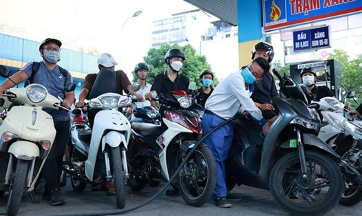 VPI dự báo tại kỳ điều hành ngày 23.10.2025, giá xăng bán lẻ có thể giảm 1,3-1,5% trong khi giá dầu giảm mạnh 2,6-4,5%. Ảnh: Hải Nguyễn