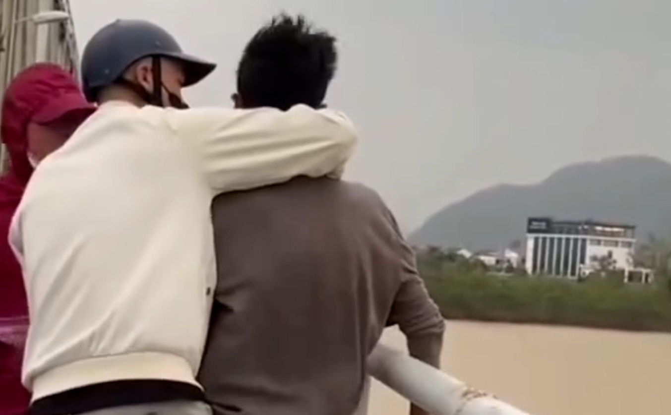 The young man who intended to jump off Ben Thuy Bridge was advised to stop him and give up the intention of committing suicide. Photo: Ngoc Anh