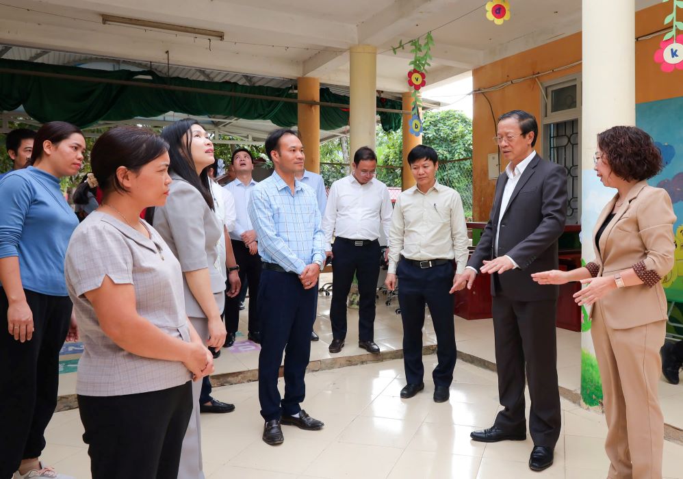Doan cong tac Bo GDDT kiem tra nhung phan bi thiet hai do anh huong cua bao so 11 tai Truong Tieu hoc Yen Binh, xa Yen Binh, Lang Son. Anh: Bo GDDT