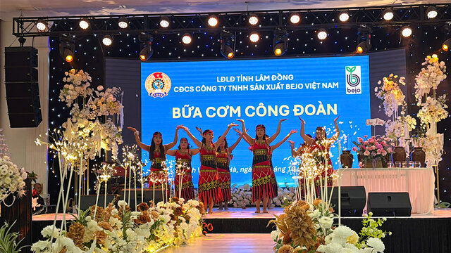 Workers at BEJO Vietnam Production Company Limited (Lam Dong province) excitedly joined in the joyful atmosphere of the "Union Meal" festival. Photo: Lam Duc