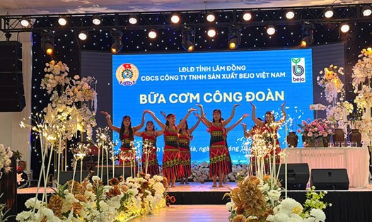 Người lao động ở Công ty TNHH Sản xuất BEJO Việt Nam (tỉnh Lâm Đồng) phấn khởi hòa vào không khí vui tươi ngày hội “Bữa cơm Công đoàn”. Ảnh: Lâm Đức