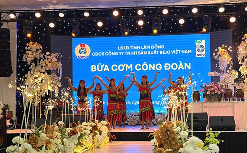 Workers at BEJO Vietnam Production Company Limited (Lam Dong province) excitedly joined in the joyful atmosphere of the "Union Meal" festival. Photo: Lam Duc