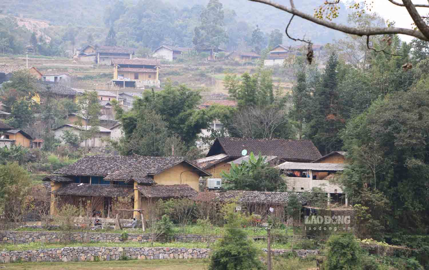 ローローチャイ観光村 (トゥエン クアン) は、多くの観光客に人気の目的地です。写真：グエン・トゥン.