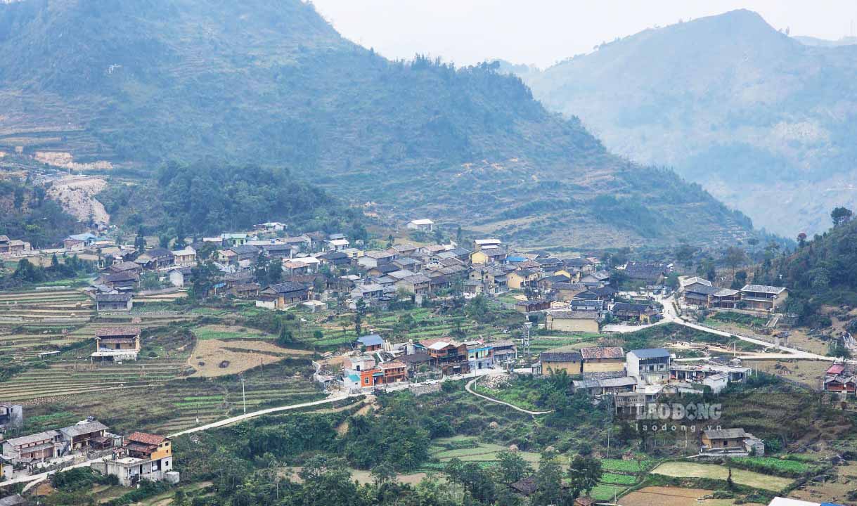 Lang Lo Lo Chai nam nep minh duoi nhung day nui cao hung vi cua Cao nguyen da Dong Van. Anh: Nguyen Tung.