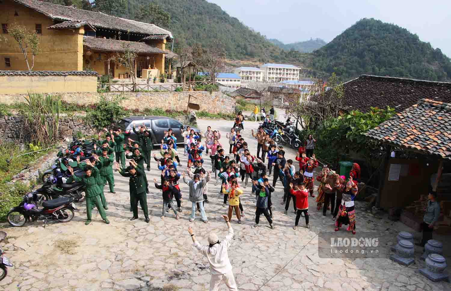 Tu khi lam du lich, nguoi dan lang Lo Lo Chai da nang cao y thuc trong gin giu van hoa va bao ve moi truong. Anh: Nguyen Tung.
