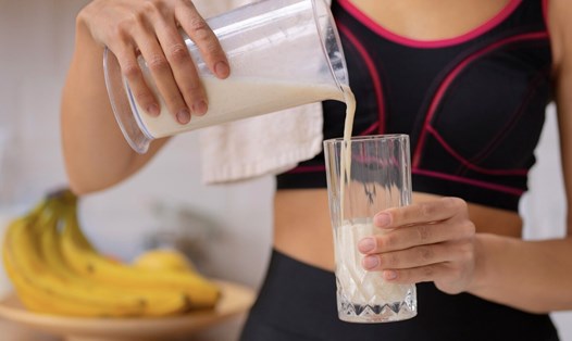 Thanh protein và sữa lắc, tiện lợi nhưng không thể thay bữa ăn thật. Ảnh: Thùy Dương