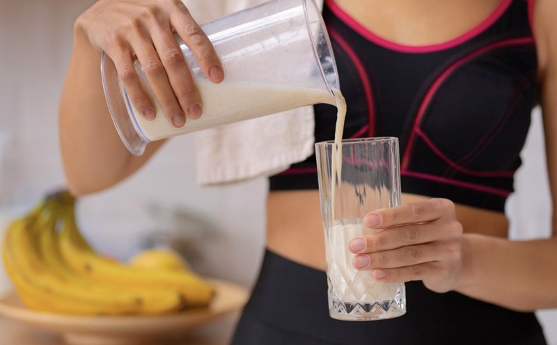 Protein and shake, convenient but cannot replace real meals. Photo: Thuy Duong