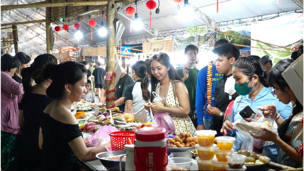 Un gran numero de turistas y residentes asisten al Dia del Banh dan gian Nam Bo - An Giang combinado con la Feria de Promocion Turistica y Comercial - Productos OCOP. Foto: Nam Phuong