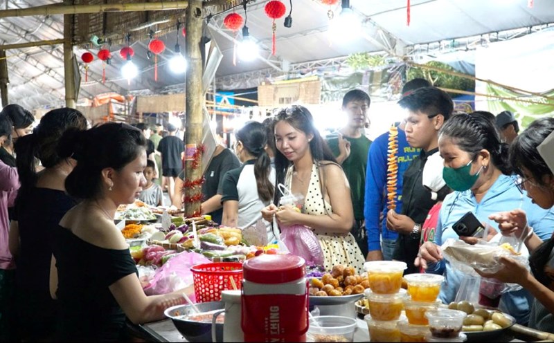 Many tourists and people attended the Southern Traditional Bread Festival - An Giang combined with the Tourism, Trade - OCOP Product Promotion Fair. Photo: Nam Phuong