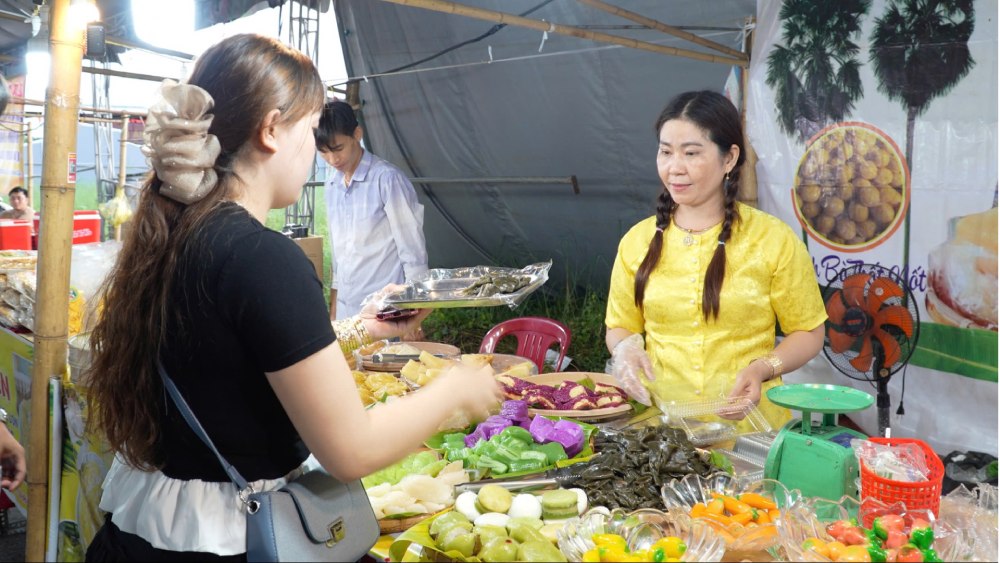 Nhieu loai banh dan gian thom ngon, thu hut moi nguoi. Anh: Nam Phuong