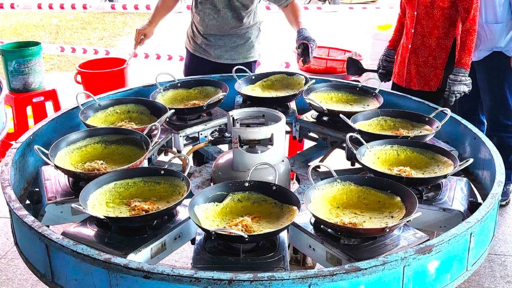 Tang 5.000 cai banh xeo chai mien phi cho moi nguoi den tham gia. Anh: Huyen Tram