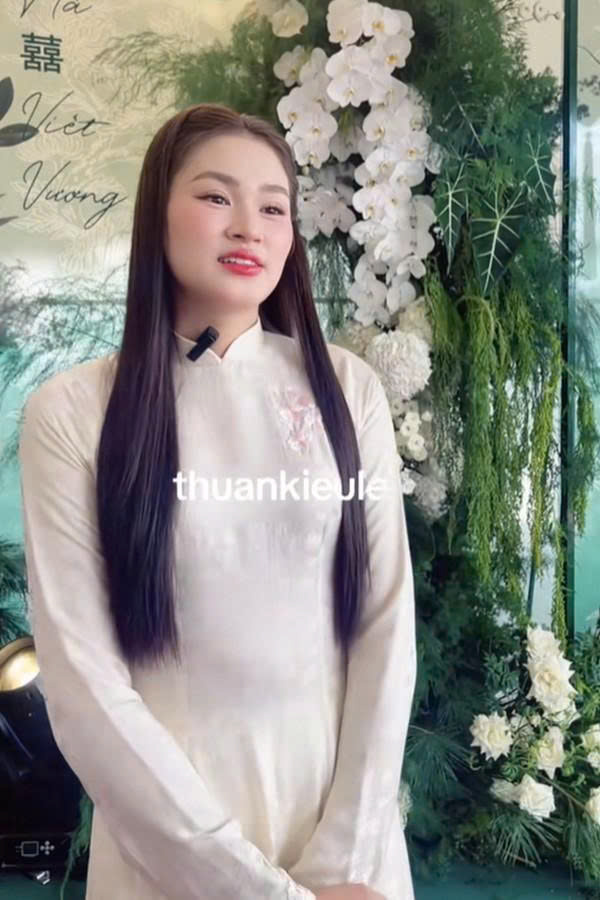 Chi gai Do Ha trong le an hoi cua em gai. Anh: Thuan Kieu Le