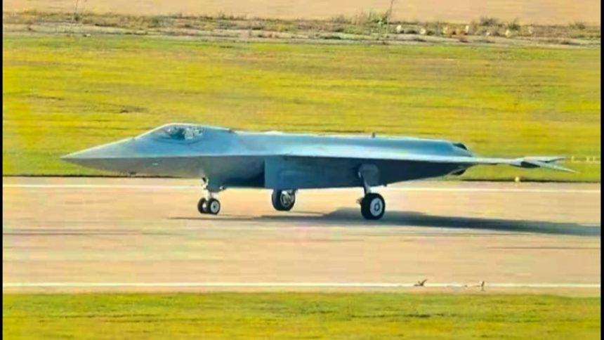 The front corner of the fighter jet is believed to be the Chinese J-XDS/J-50. Photo collected by military expert Andreas rupprecht