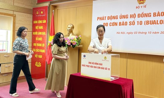 Bà Phạm Thanh Bình - Chủ tịch Công đoàn Y tế Việt Nam - ủng hộ đồng bào bị thiệt hại do cơn bão số 10 vào ngày 3.10.2025. Ảnh: Bảo Hân