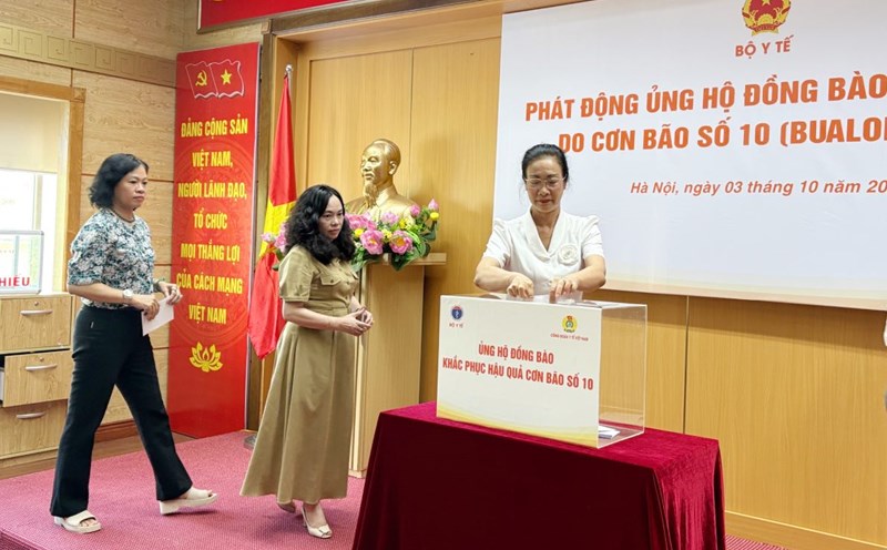 Ms. Pham Thanh Binh - President of the Vietnam Health Trade Union - supports people affected by storm No. 10 on October 3, 2025. Photo: Bao Han