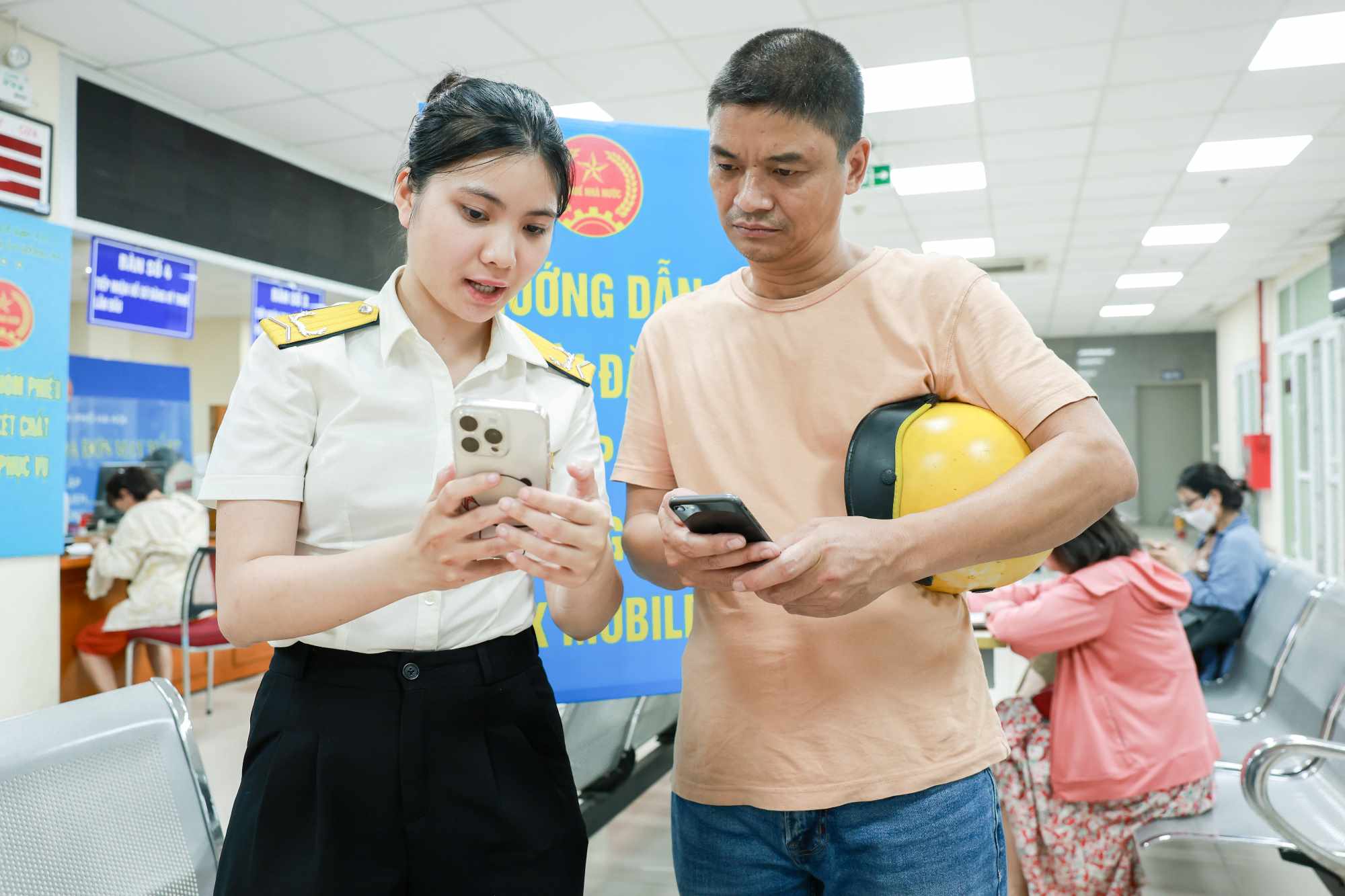 Guiding Hanoians to complete tax procedures at Facility 4. Photo: Hai Nguyen