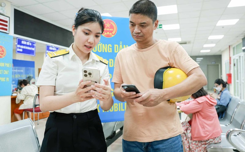 Guiding Hanoians to complete tax procedures at Facility 4. Photo: Hai Nguyen