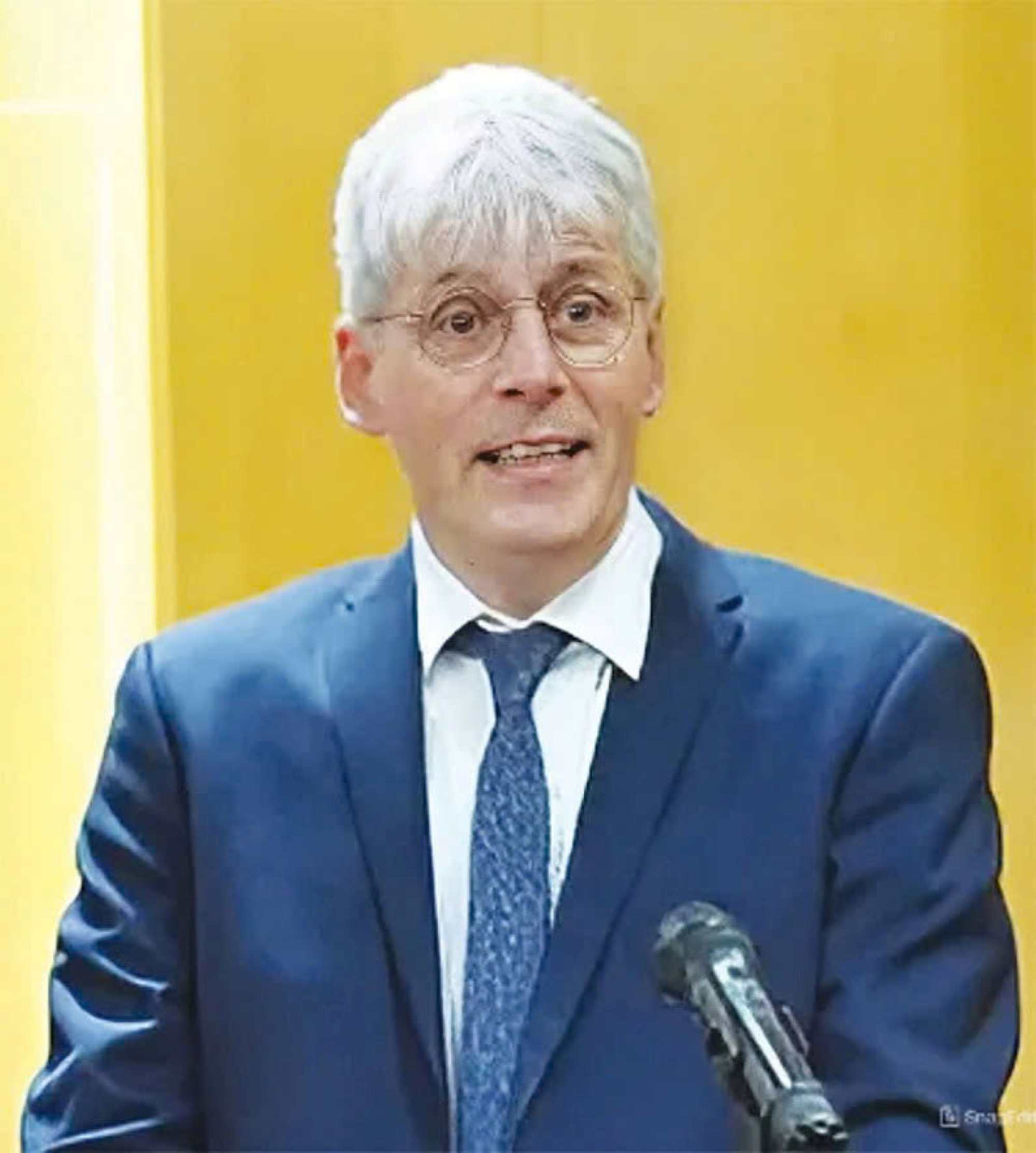 Ong Frank Van Brunschot, Chuyen gia kinh te cao cap, Vu Tai Khoa, IMF.